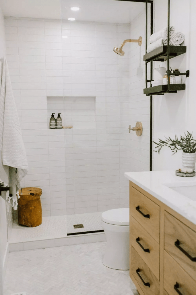 Идеи декора для ванной комнаты с плиткой METRO с нейтральной по цвету затиркой