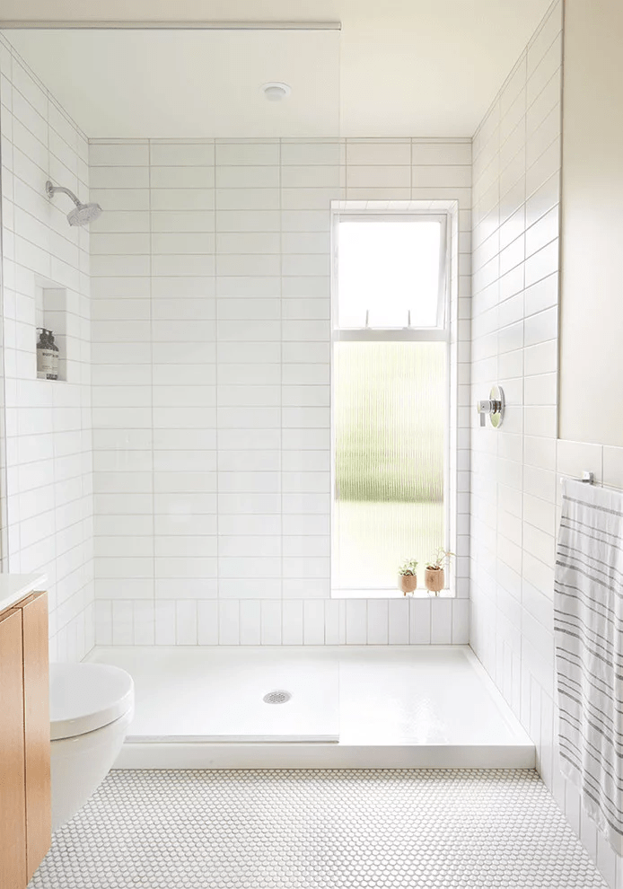 Идеи декора для ванной комнаты с плиткой METRO с нейтральной по цвету затиркой