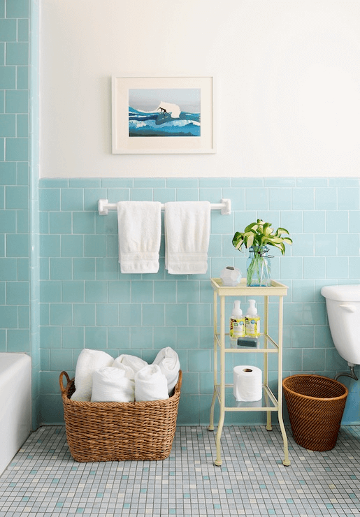 декор для ванной комнаты с плиткой METRO в сочетании с окрашенной стеной