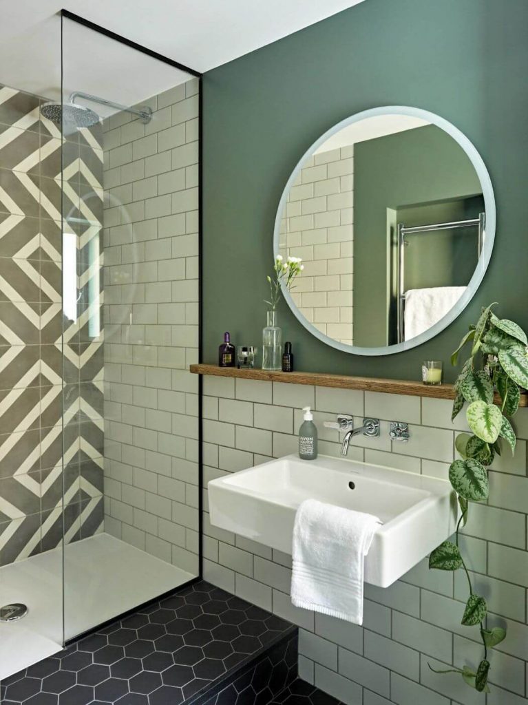 декор для ванной комнаты с плиткой METRO в сочетании с окрашенной стеной