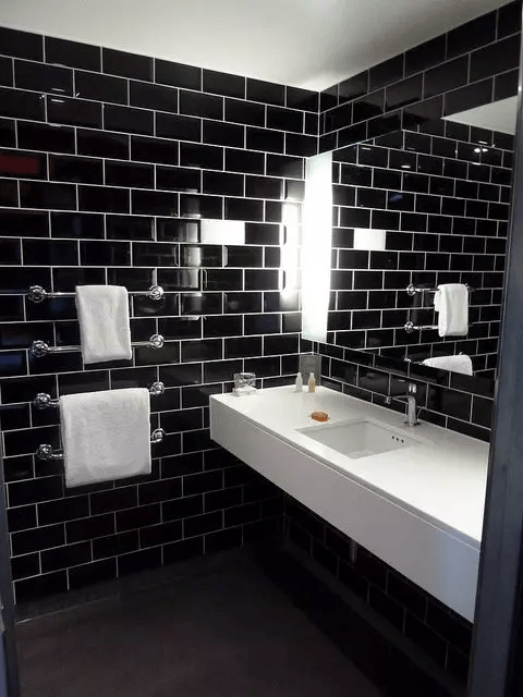 Идеи декора для ванной комнаты с плиткой METRO с контрастной затиркой