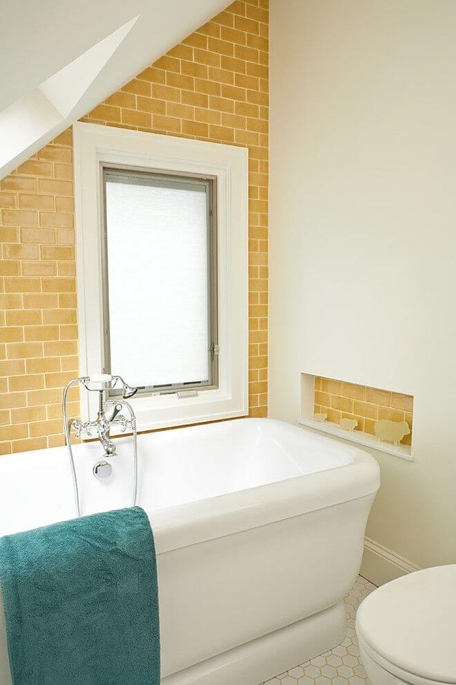 Идеи декора для ванной комнаты с плиткой METRO желтая