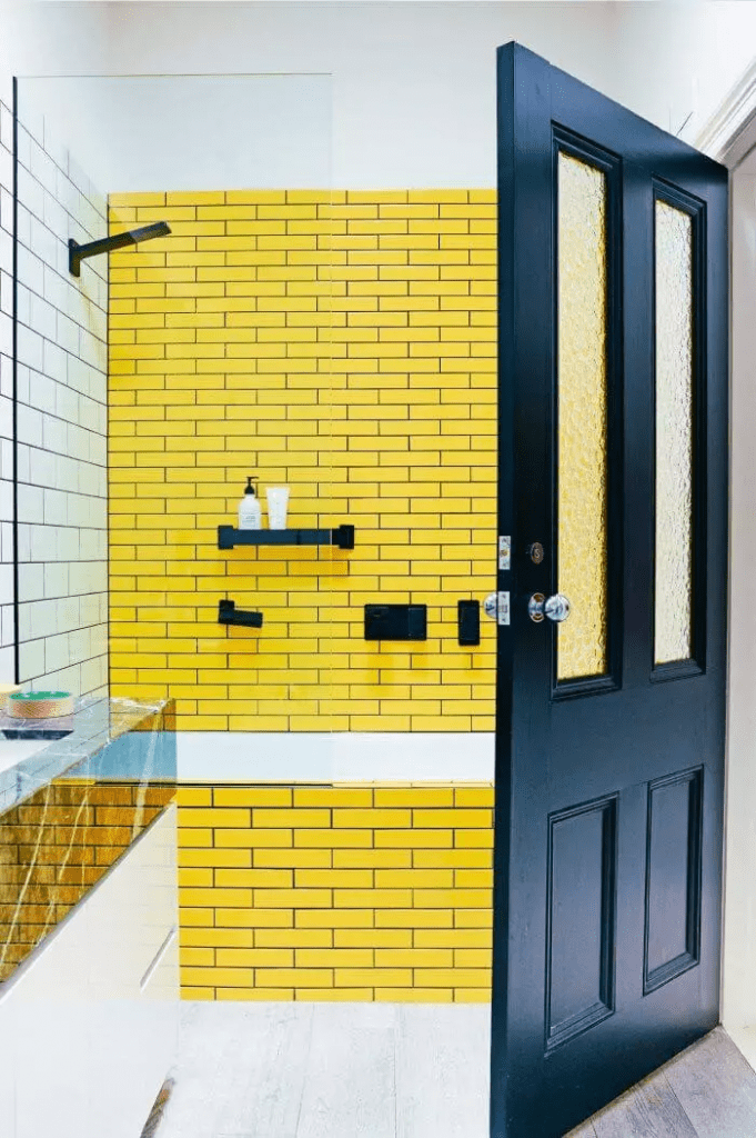 Идеи декора для ванной комнаты с плиткой METRO желтая